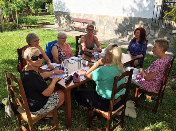 Alumnos de Intercam Escuela de Idiomas en una clase práctica al aire libre en La Alpujarra, reforzando la metodología conversacional.